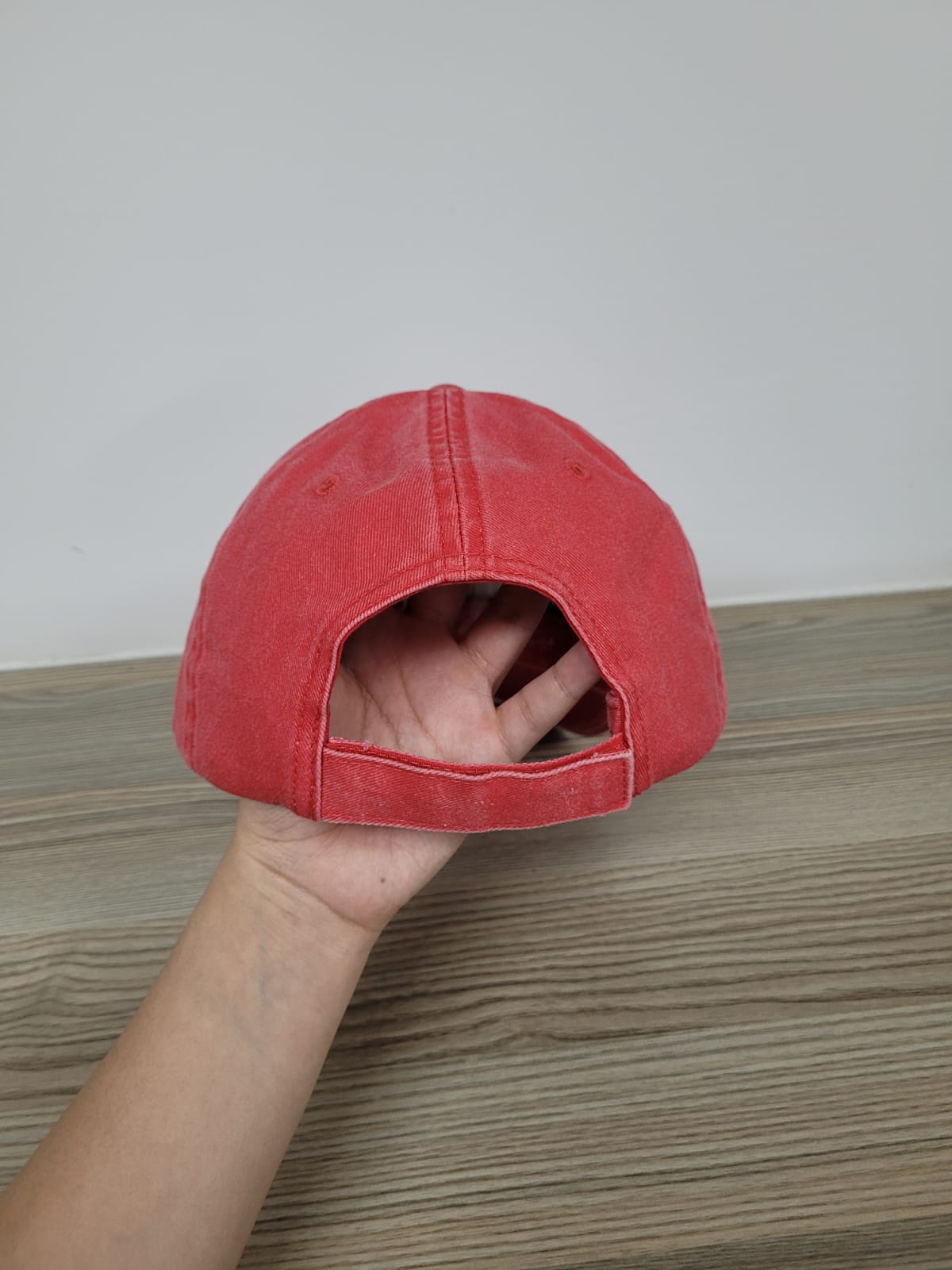 DKPS #300 GORRA DESLAVADA GAB PIGMENTADA 100% ALG. AJUSTE VELCRO