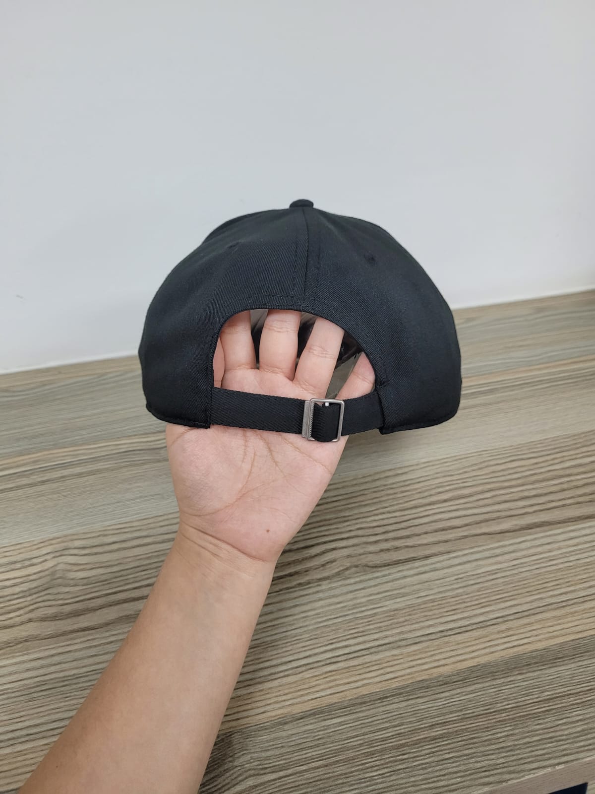 GORRA FULL 100% POLIESTER 5 GAJOS AJUSTE DE HEBILLA METALICA