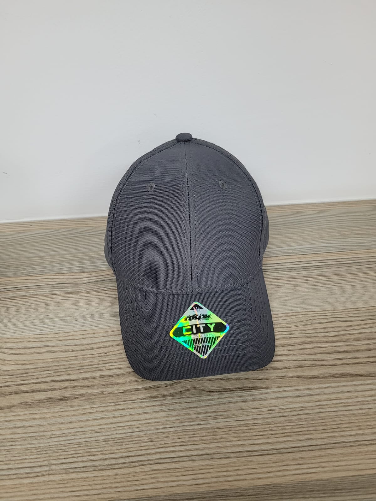 DKPS #245 GORRA CITY , POL 94% SPAN 6%, AJUSTE METALICO Y OJILLO METALICO