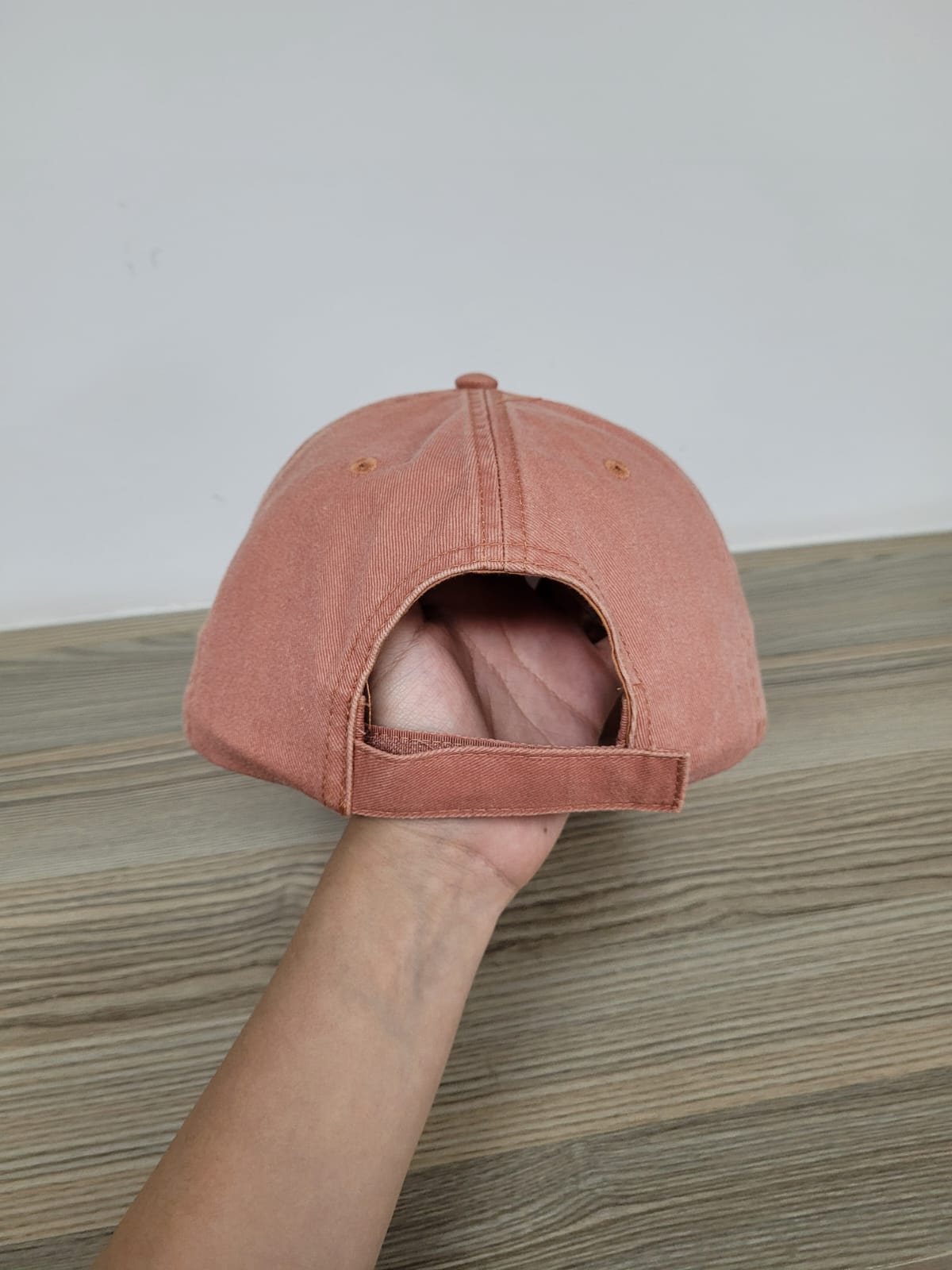 DKPS #300 GORRA DESLAVADA GAB PIGMENTADA 100% ALG. AJUSTE VELCRO