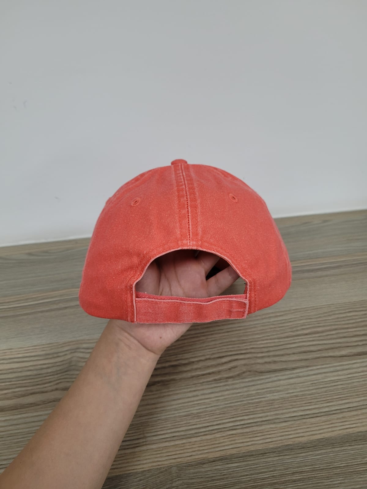 DKPS #300 GORRA DESLAVADA GAB PIGMENTADA 100% ALG. AJUSTE VELCRO